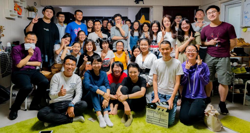 eine Gruppe von Menschen, die sich für ein Bild in einem Raum posieren in der Unterkunft Youth Space in Guangzhou