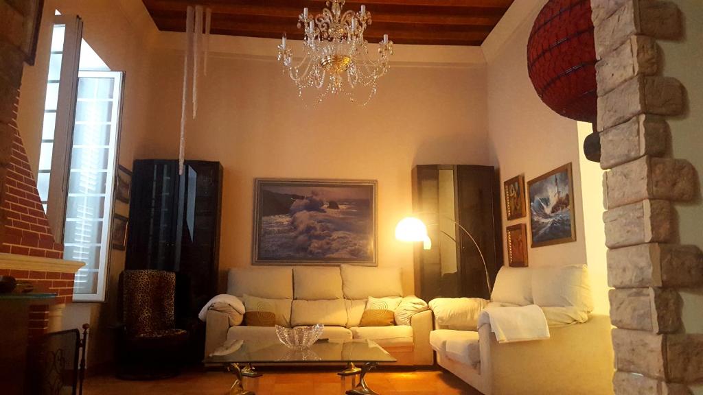 a living room with a couch and a chandelier at Casa Familiar CD in Las Palmas de Gran Canaria