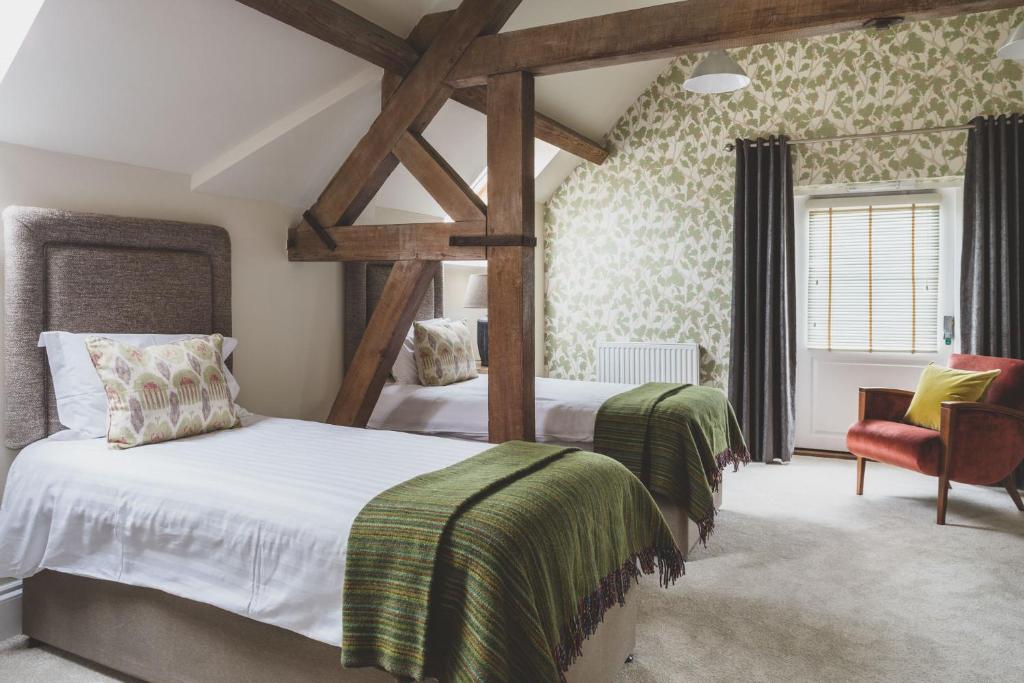 Een bed of bedden in een kamer bij The Clive Arms