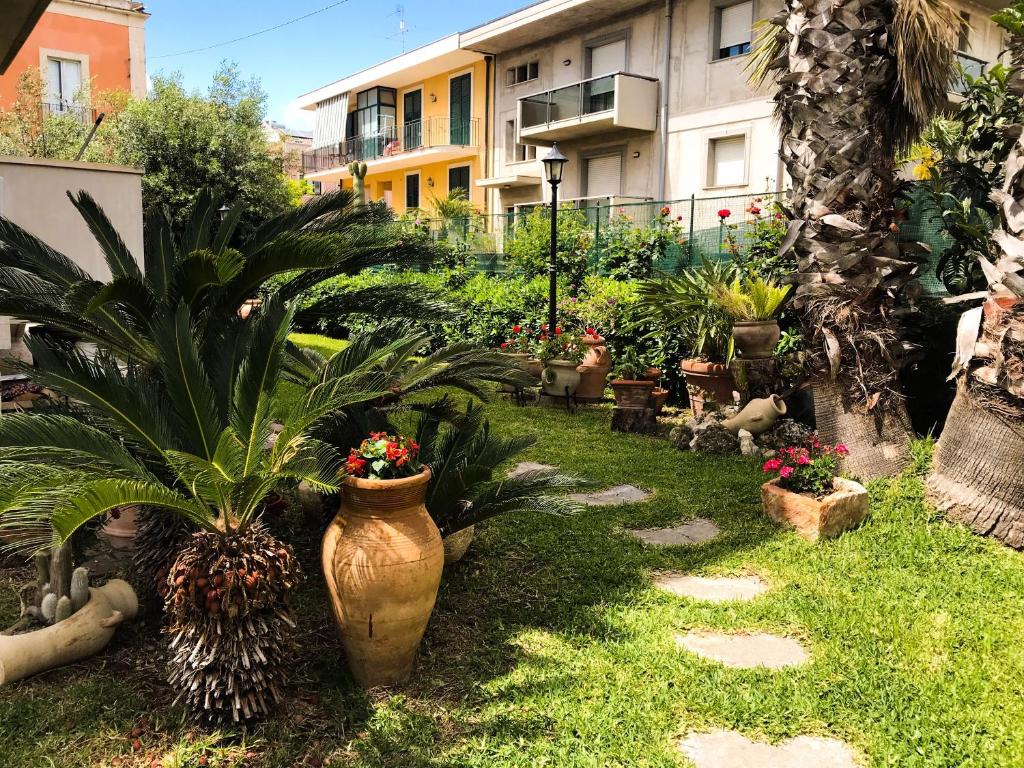 a garden with plants and flowers in a yard at Casa vacanze Borgo marinaro in Avola