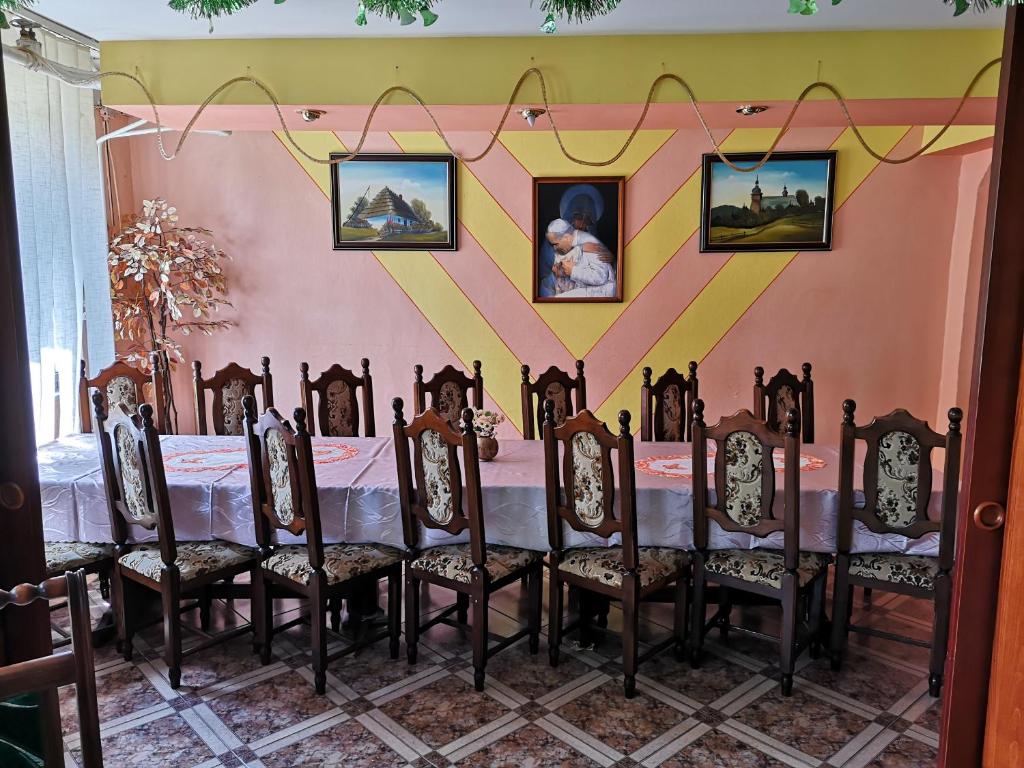 een eetkamer met een tafel en stoelen bij Biela Labuť in Michalovce