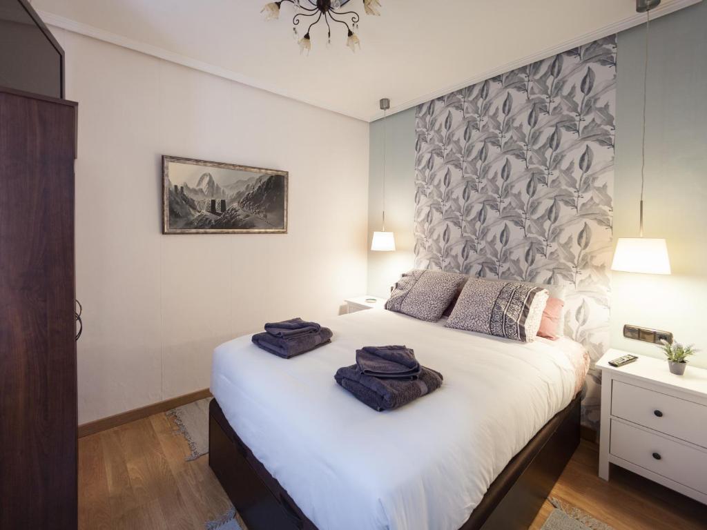 1 dormitorio con 1 cama con 2 toallas en Cosy Room - Guggen º PARKING FREE, en Bilbao