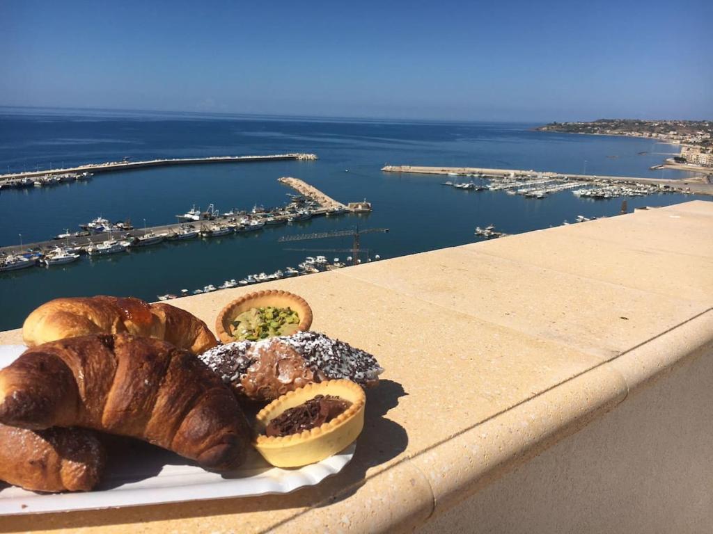 ein Teller Brot und Gebäck auf einem Sims in der Unterkunft Sciacca sea view holidays centro storico in Sciacca