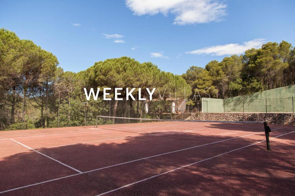 Tenis a/nebo squash v ubytování Masia Sitges Mas Peirot Geniune Farmhouse 20 min walk from beaches 60 Heactares of Wine Fields Garden AC Until 18 people nebo okolí