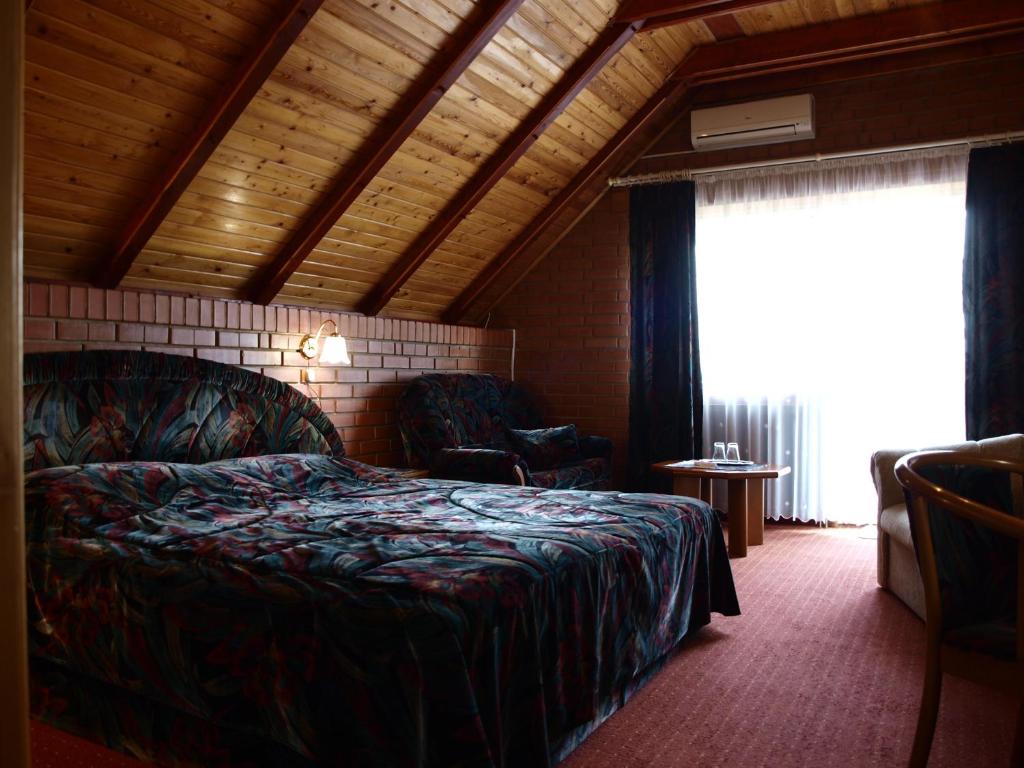 Tempat tidur dalam kamar di Angela Hotel