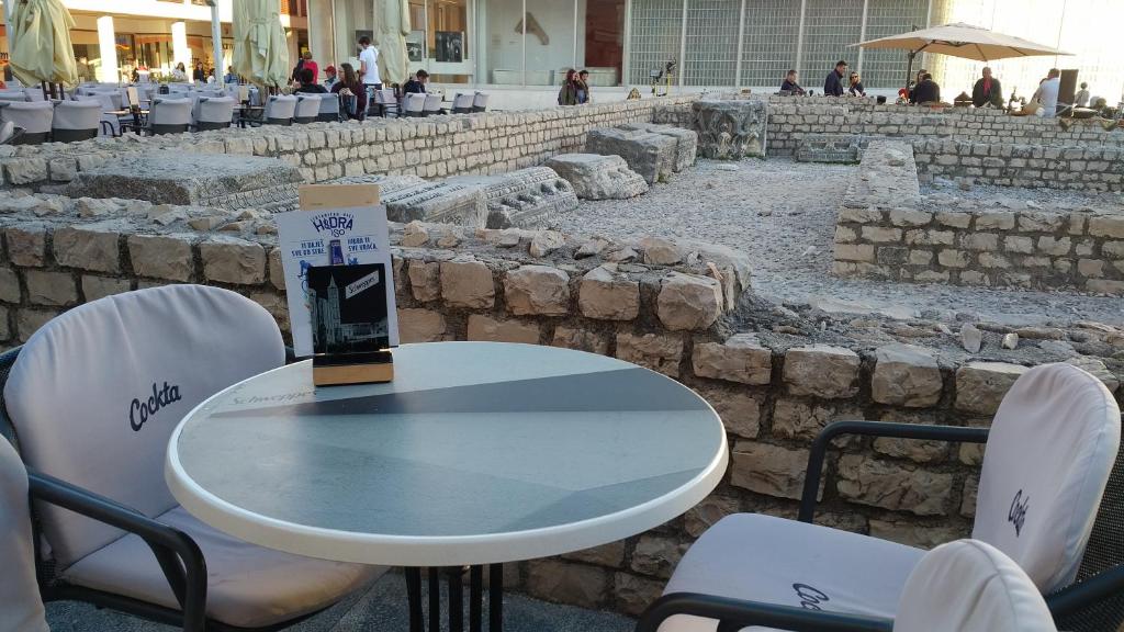 Reštaurácia alebo iné gastronomické zariadenie v ubytovaní Apartment Gold & Gray