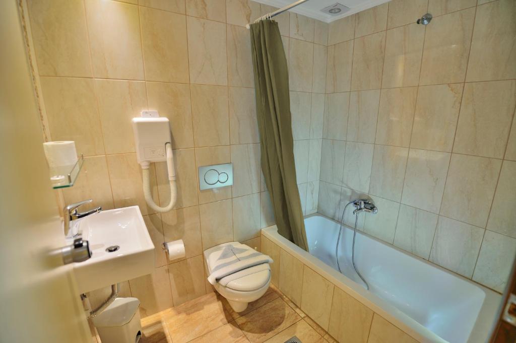 Koupelna v ubytování Falassarna Hotel