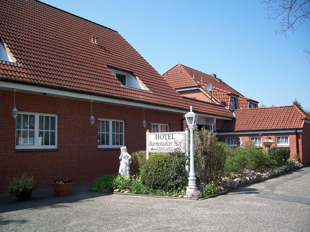 Hotel Barmstedter Hof في Barmstedt: فندق فيه لافته امام مبنى