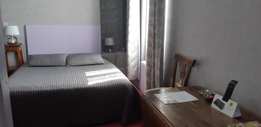 Postel nebo postele na pokoji v ubytování Logis hôtel LE COR D'ARGENT
