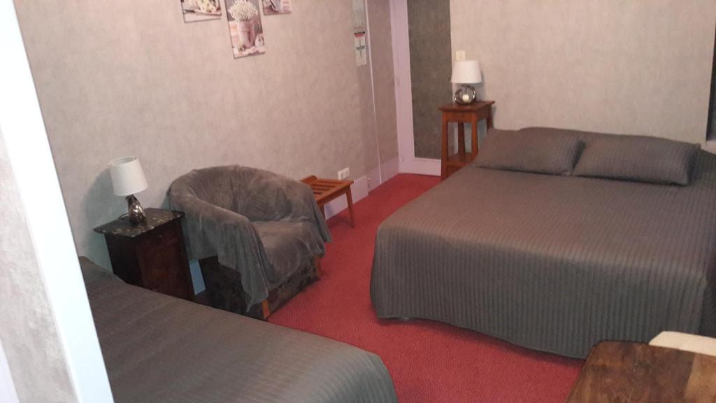 Postel nebo postele na pokoji v ubytování Logis hôtel LE COR D'ARGENT