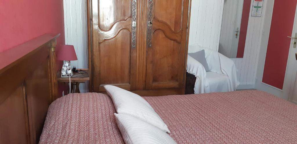 Postel nebo postele na pokoji v ubytování Logis hôtel LE COR D'ARGENT