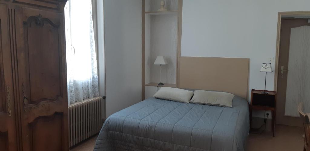 Postel nebo postele na pokoji v ubytování Logis hôtel LE COR D'ARGENT