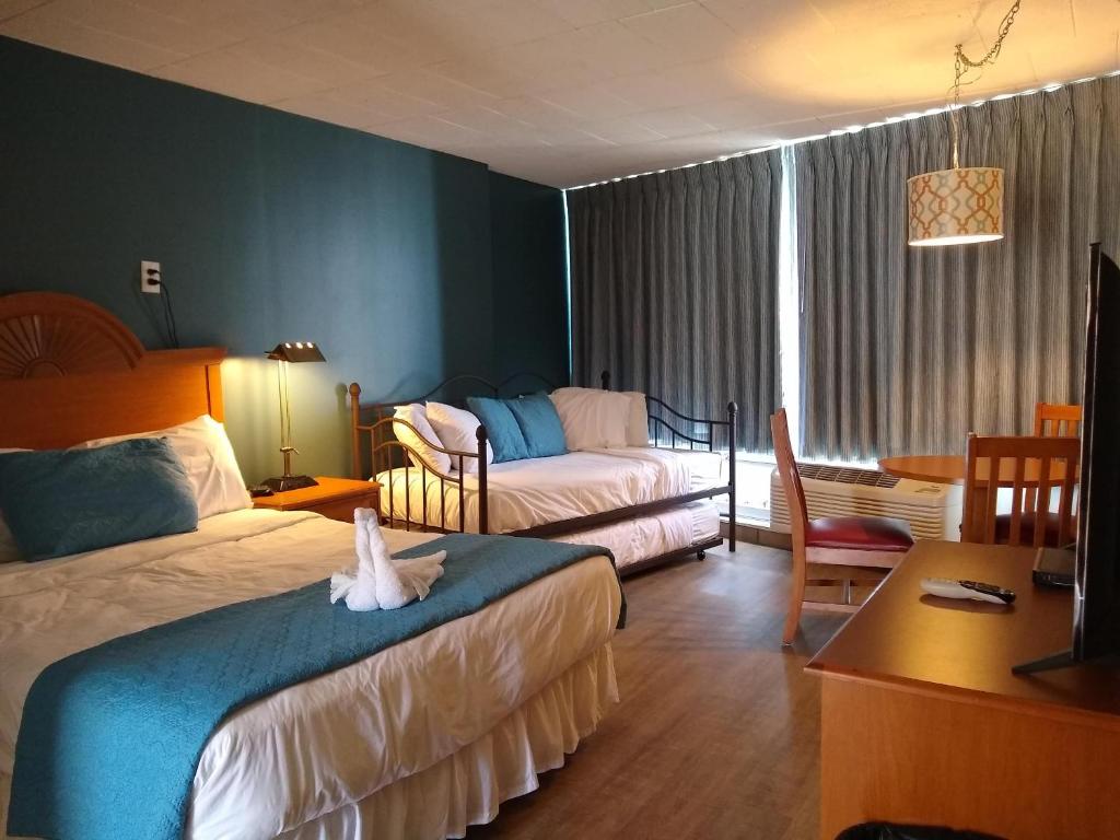 Postel nebo postele na pokoji v ubytování Charlroy Motel