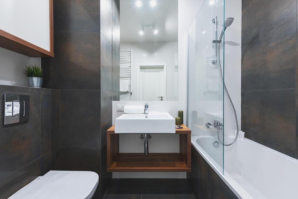 Kúpeľňa v ubytovaní Airport Okecie Wagonowa Serviced Apartments