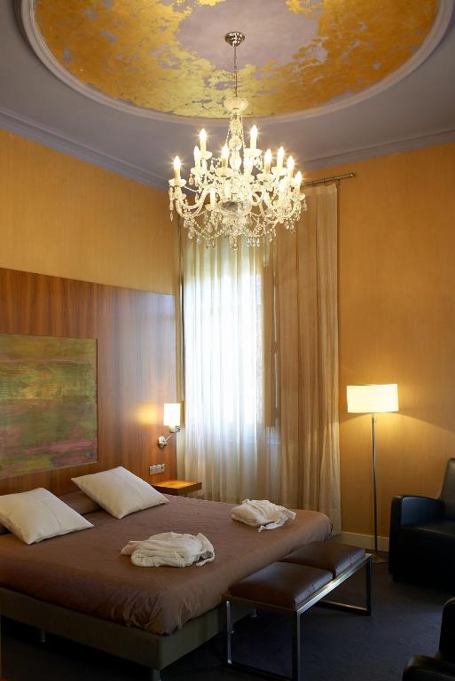 A bed or beds in a room at Hotel Sant Roc