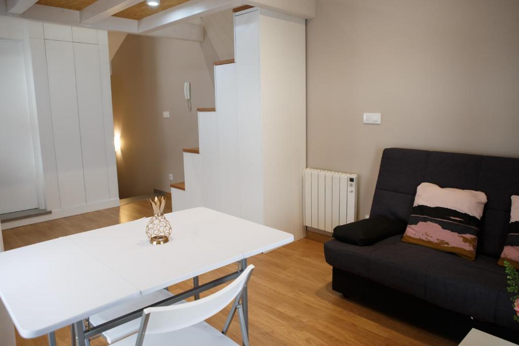 A seating area at ESTUDIO REAL 8