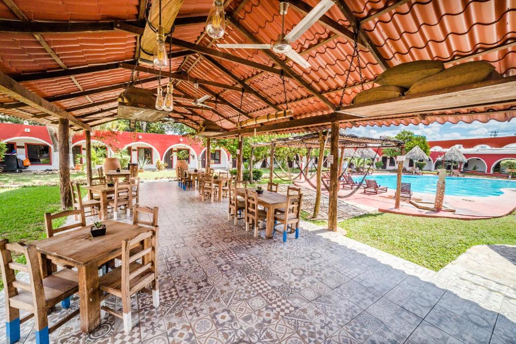 Bazén v ubytování Hacienda Inn Aeropuerto nebo v jeho okolí