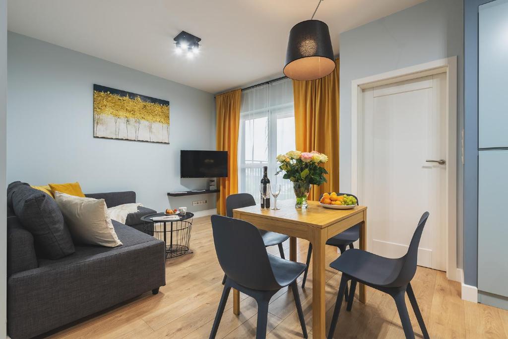 Televízia a/alebo spoločenská miestnosť v ubytovaní Wagonowa P&O Apartments