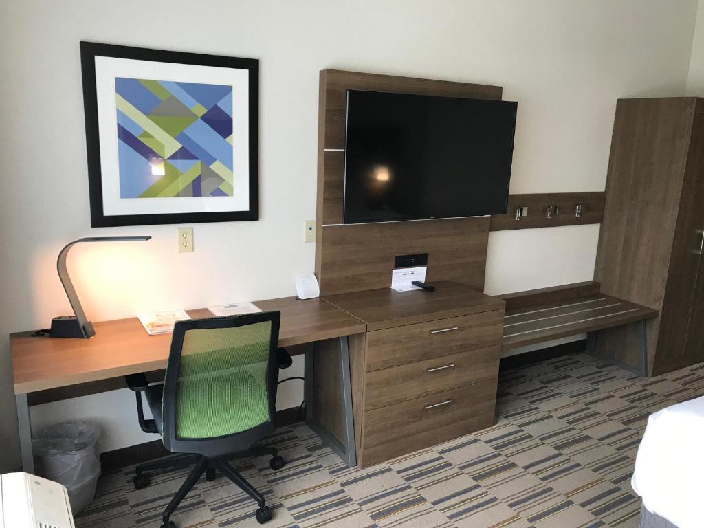 Holiday Inn Express & Suites - Pittsburgh - Monroeville by IHG - Room King Standard - Comunicaciones Accesibles