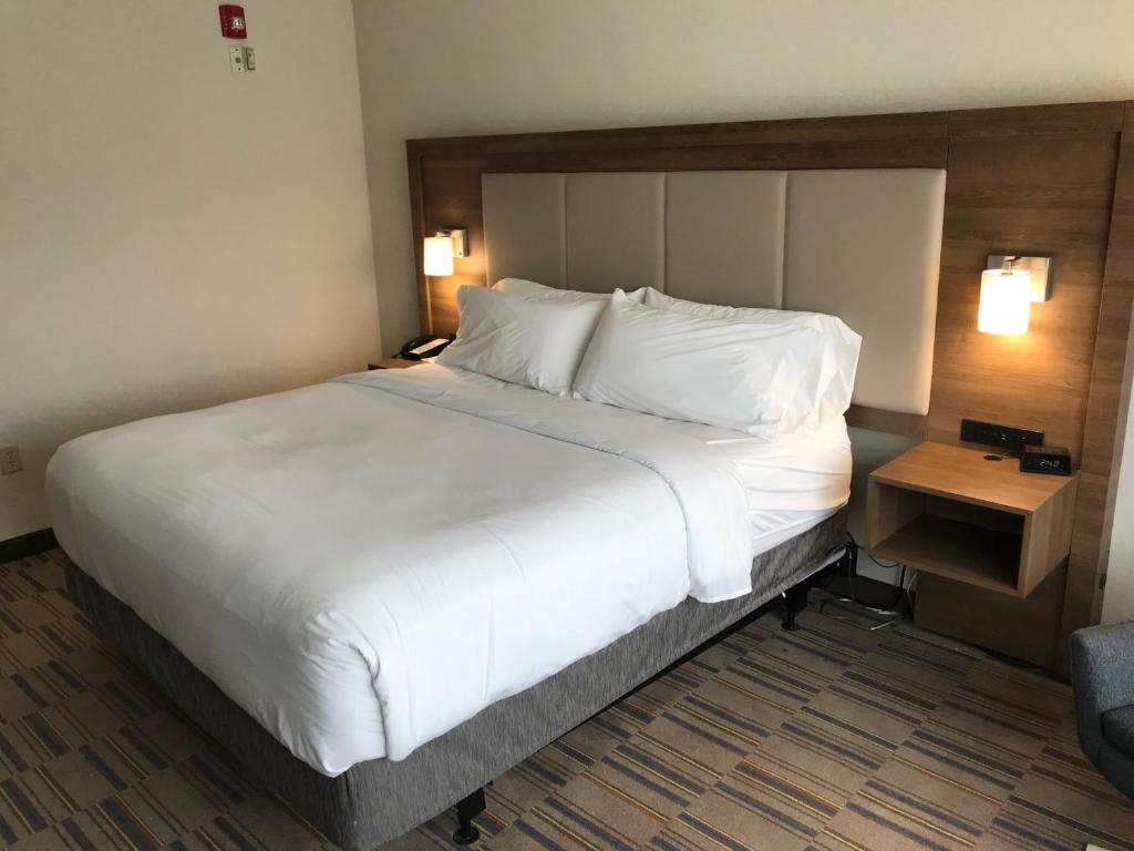 Holiday Inn Express & Suites - Pittsburgh - Monroeville by IHG photo