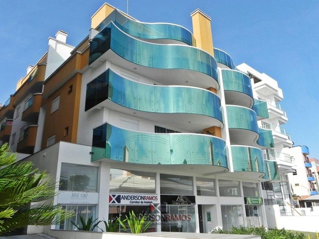 un edificio con balcones azules en su lateral en 1053 - Praia de Bombinhas locação de temporada - Residencial Egídio Pinheiro Apto 302 B, en Bombinhas