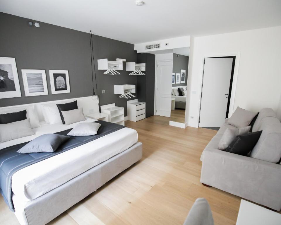 una camera da letto con un letto grande e un divano di B&B LIONORA a Napoli