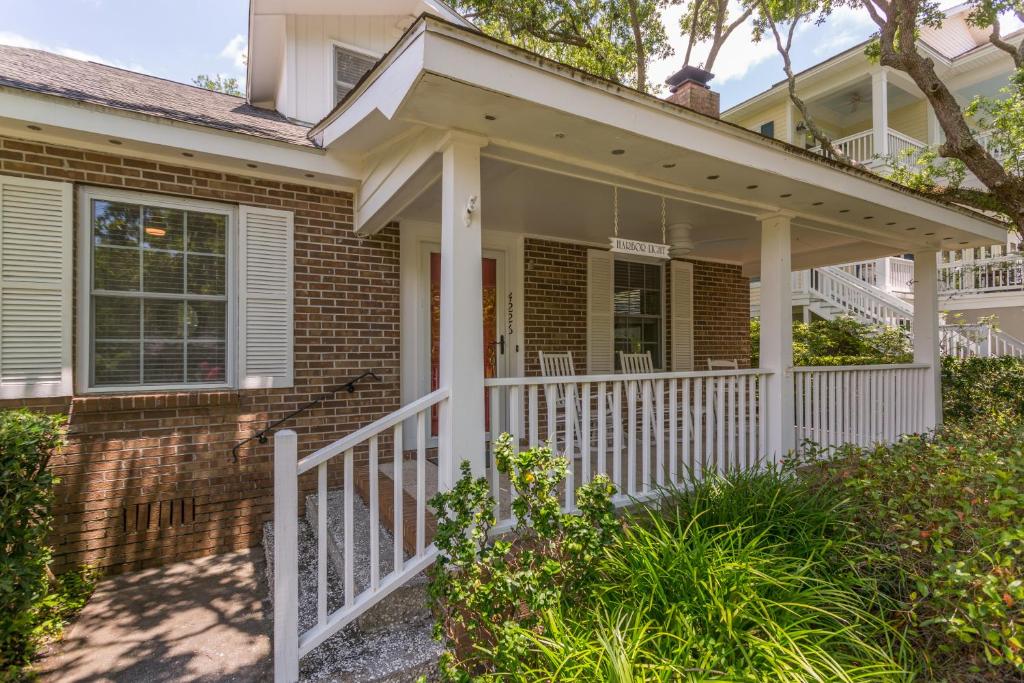 Large and Bright East Beach Home!