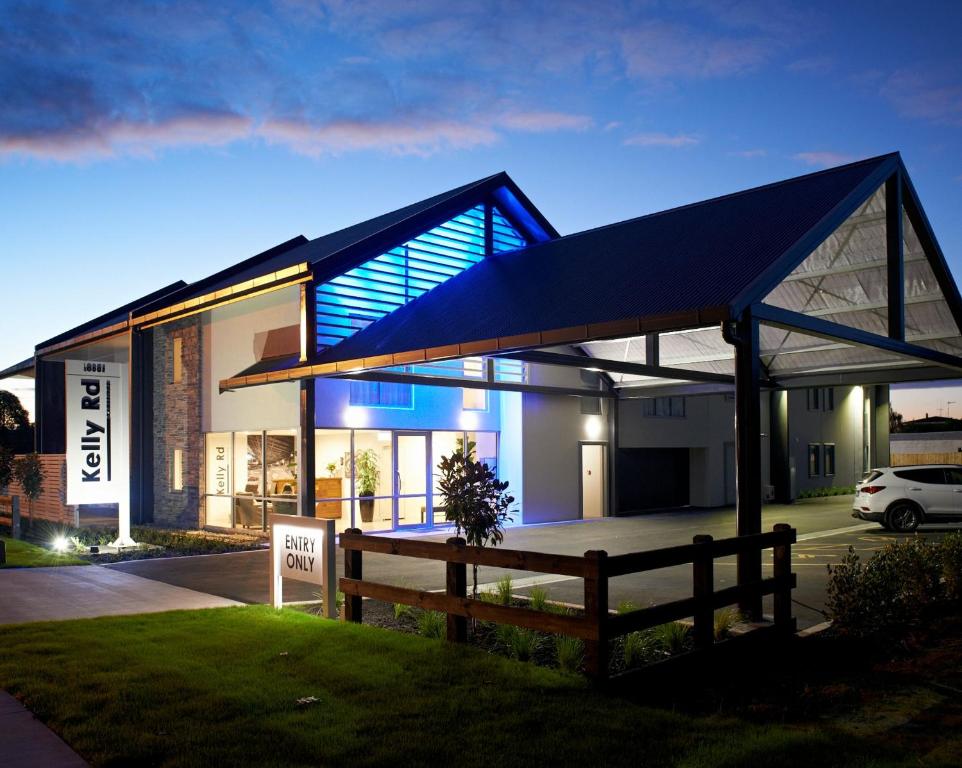 ein modernes Haus mit blauem Dach in der Unterkunft Kelly Rd Cambridge Lodge in Cambridge