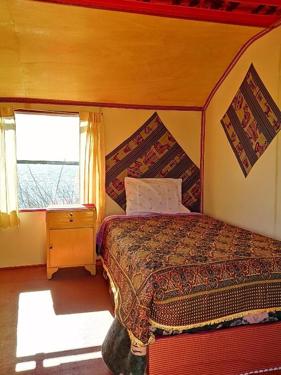 Postel nebo postele na pokoji v ubytování Uros Titicaca Khantaniwa Lodge