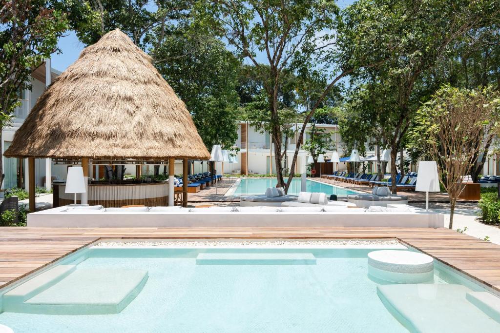 Bazén v ubytování SALA Samui Chaweng Beach Resort nebo v jeho okolí