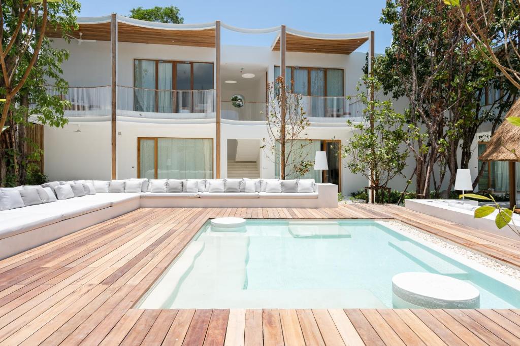 Bazén v ubytování SALA Samui Chaweng Beach Resort nebo v jeho okolí