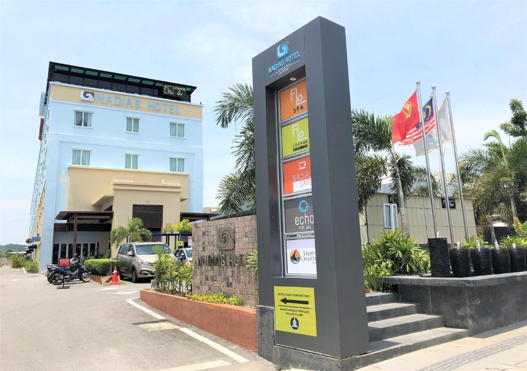 una máquina de gasolinera frente a un edificio en Nadias Hotel Cenang Langkawi en Pantai Cenang