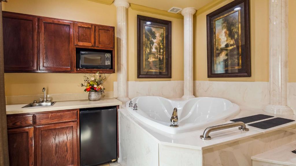 Best Western Plus Crown Colony Inn & Suites - Suite King