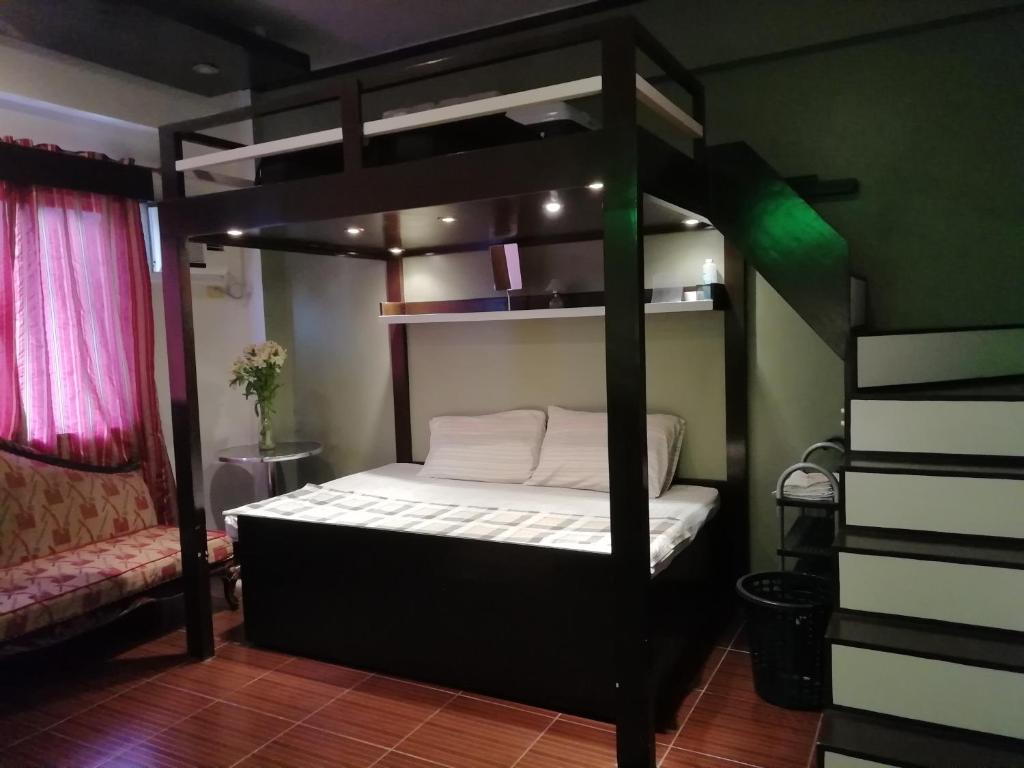 Двухъярусная кровать или двухъярусные кровати в номере Condo near NAIA Terminals Fasanvej Studio NETFLIX