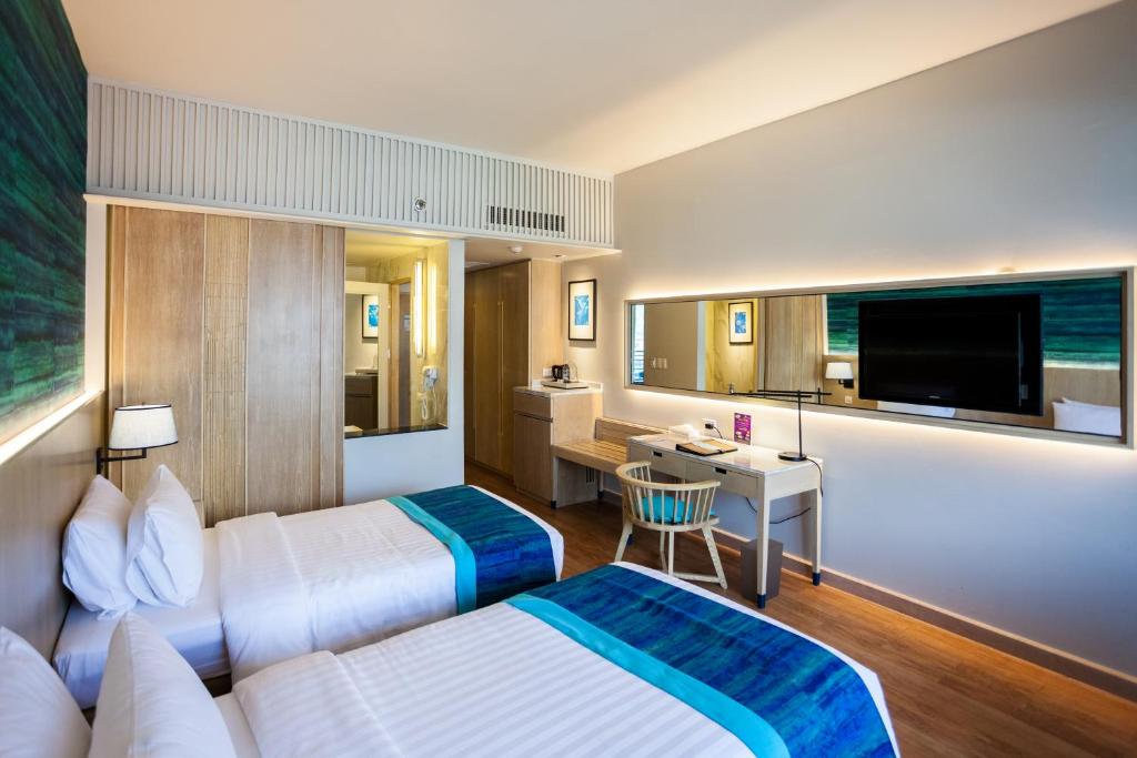 TV a/nebo společenská místnost v ubytování The Royal Paradise Hotel & Spa - SHA Extra Plus