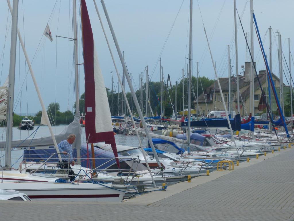 Ein Haufen Segelboote sind in einem Jachthafen angedockt. in der Unterkunft Agroturystyka Nowa Pasłęka in Pasłęka