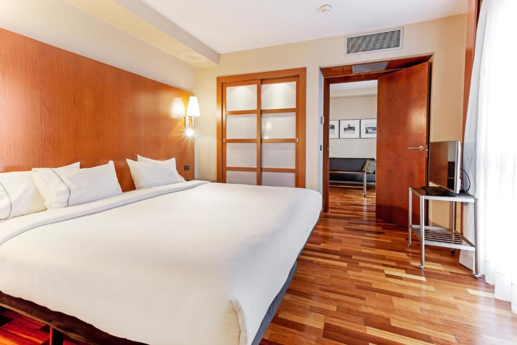 1 cama blanca grande en una habitación de hotel en B&B HOTEL Zaragoza Los Enlaces Estación en Zaragoza
