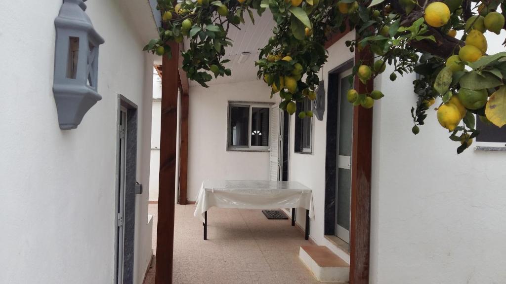 um corredor com uma mesa com uma toalha de mesa branca em Casa do carmo N 10 em Olhão
