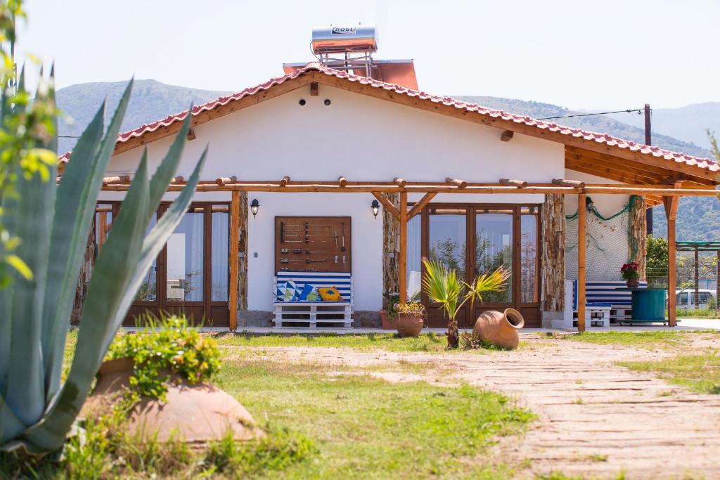 une maison au milieu d'une cour dans l'établissement Blue Breeze, à Prinos