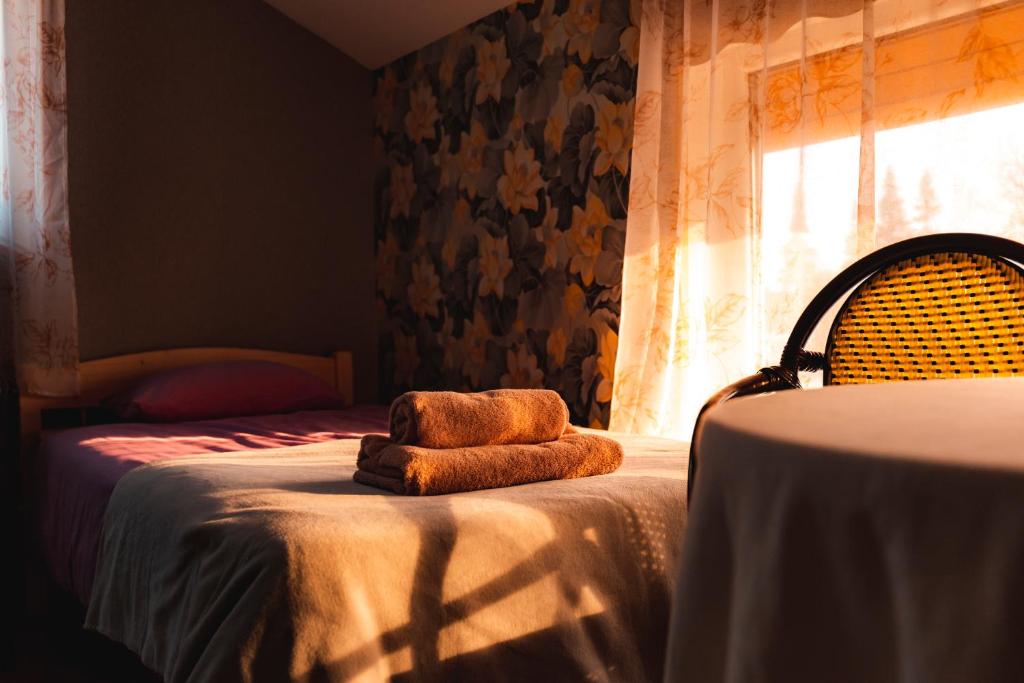 sypialnia z łóżkiem z dwoma ręcznikami w obiekcie Tindioru w mieście Rõuge