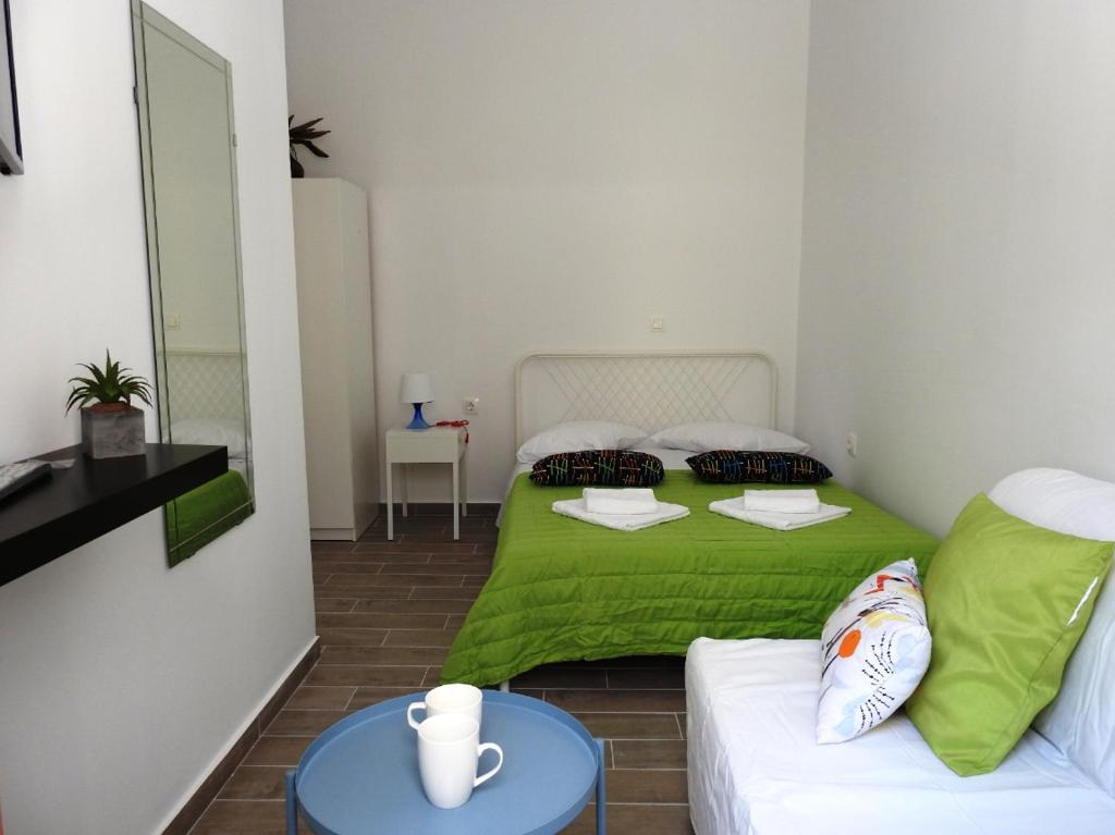 mały pokój z łóżkiem i kanapą w obiekcie Kathopouli Apartment w mieście Rodos