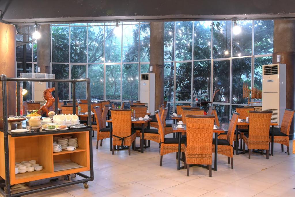 Restaurace v ubytování Oak Tree Emerald Hotel & Coventions Semarang