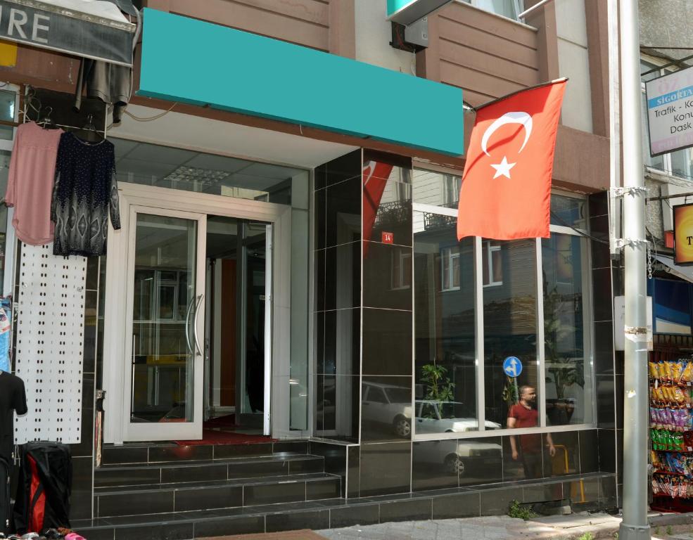 flaga na słupie przed sklepem w obiekcie Vatan Yurt Hostel w Stambule