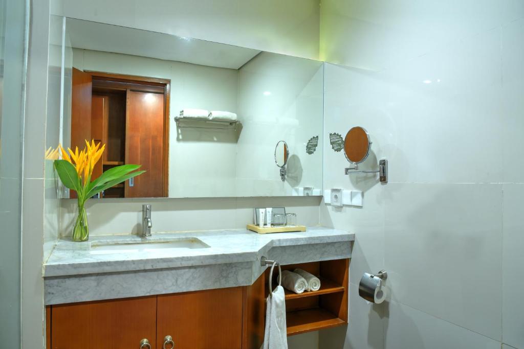 Koupelna v ubytování Oak Tree Emerald Hotel & Coventions Semarang