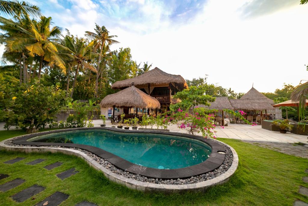 una piscina frente a un complejo en Ceningan Resort, en Nusa Lembongan