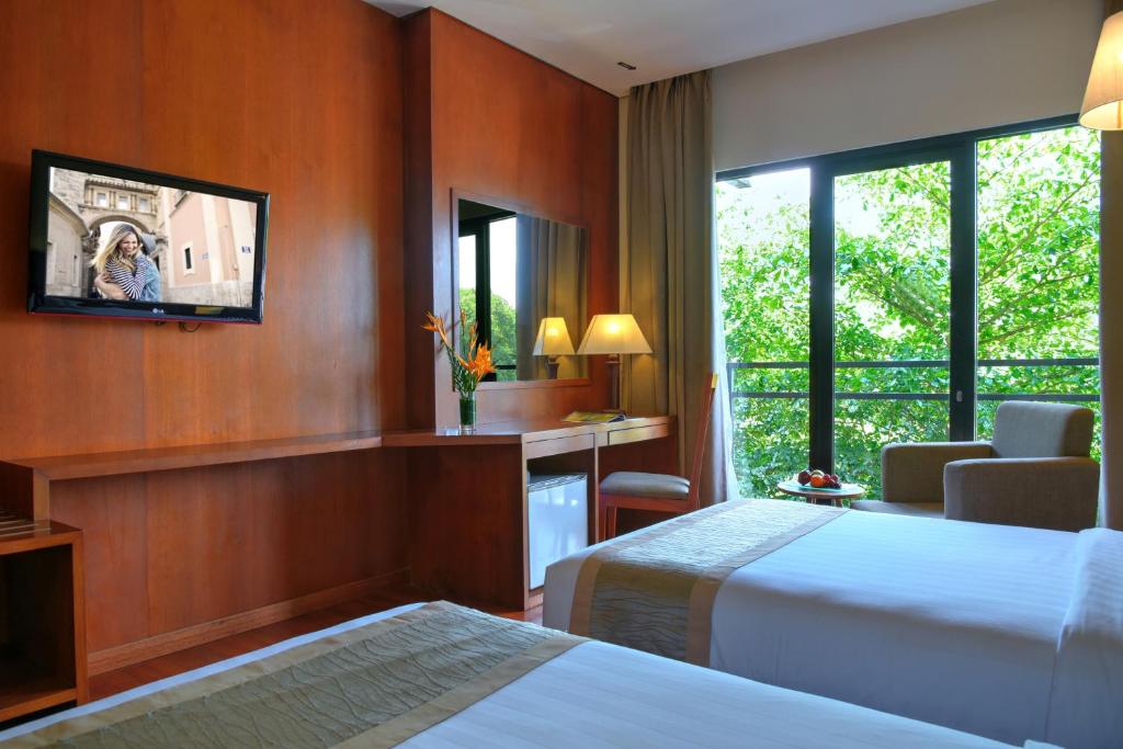 Postel nebo postele na pokoji v ubytování Oak Tree Emerald Hotel & Coventions Semarang