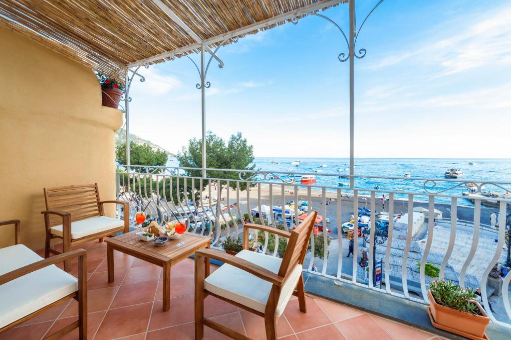 balcone con vista sul porto turistico di Villa Dani a Positano