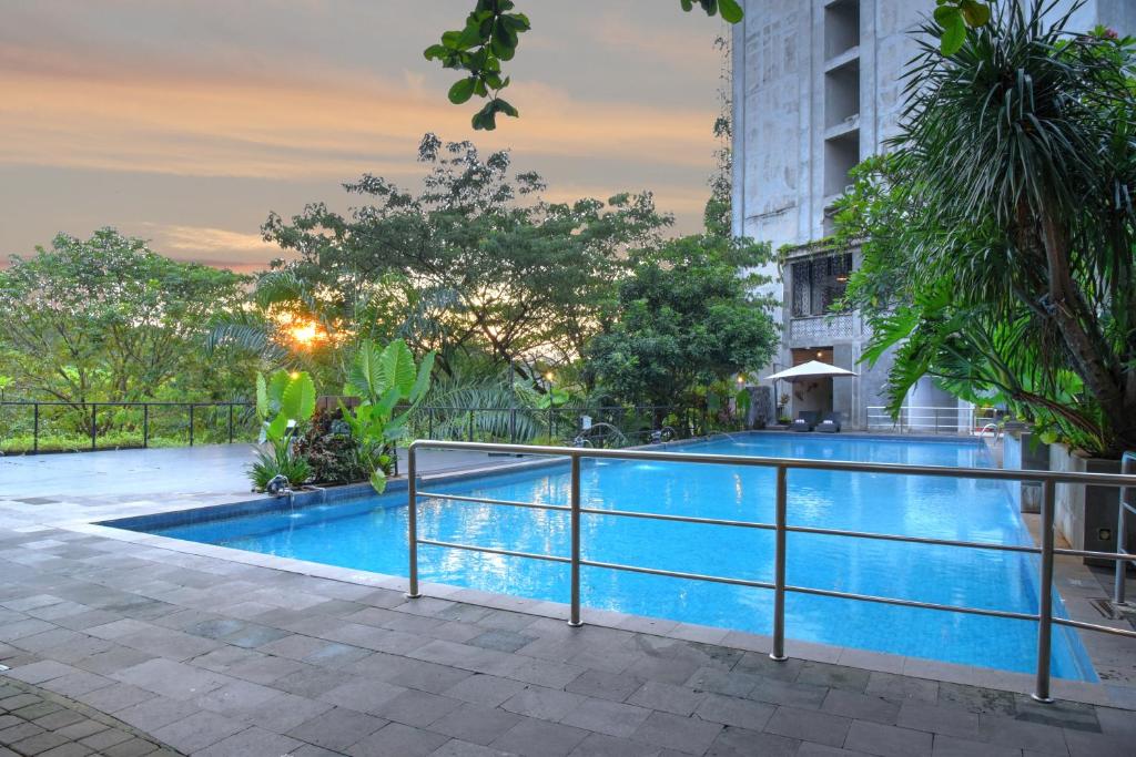 Bazén v ubytování Oak Tree Emerald Hotel & Coventions Semarang nebo v jeho okolí