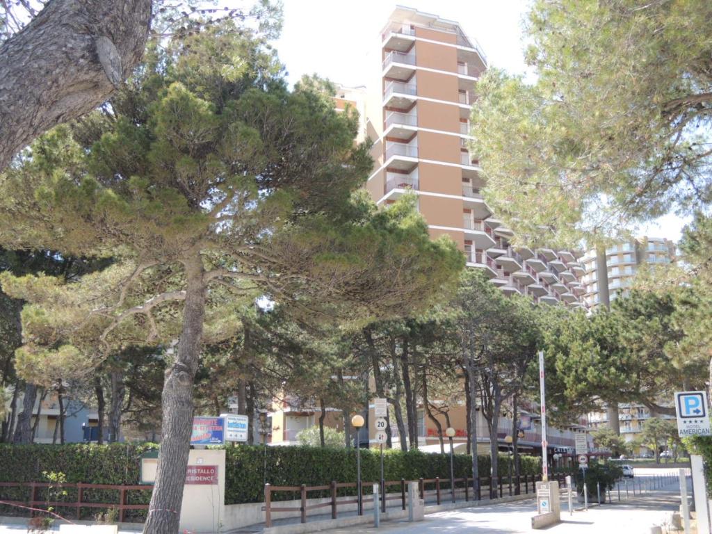 drzewo przed wysokim budynkiem w obiekcie Cristallo w Lignano Sabbiadoro