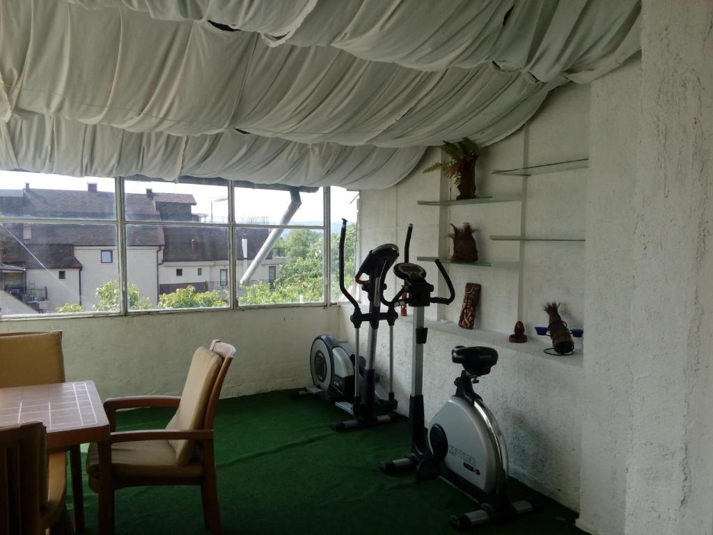 una habitación con algunas bicicletas estáticas en una habitación con ventana en Apartment Icovi, en Varna
